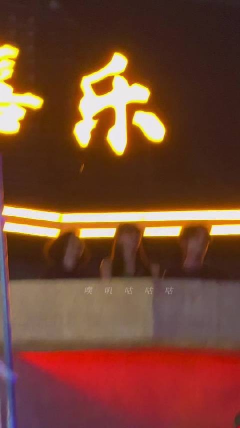 原来小张旁边还有林志玲和First的主理人 张新成