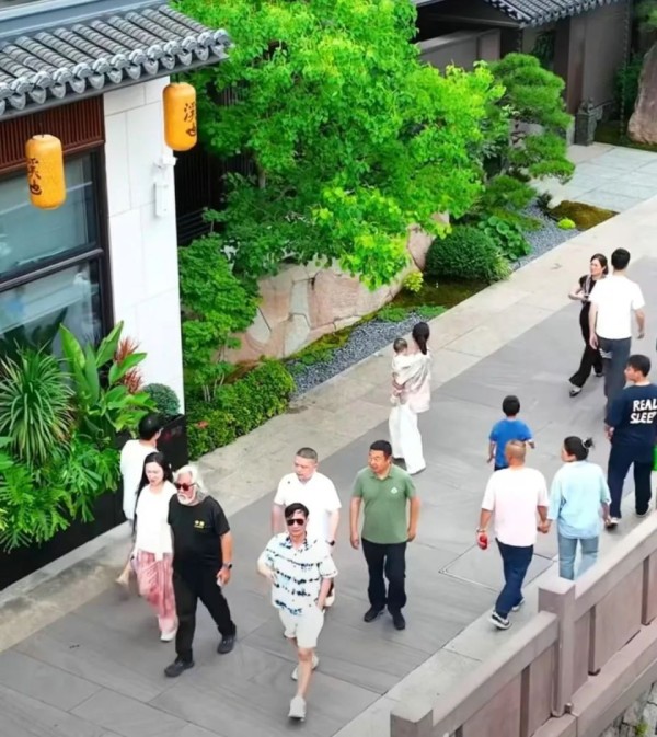 火了！张纪中带娃打卡台州一知名老街