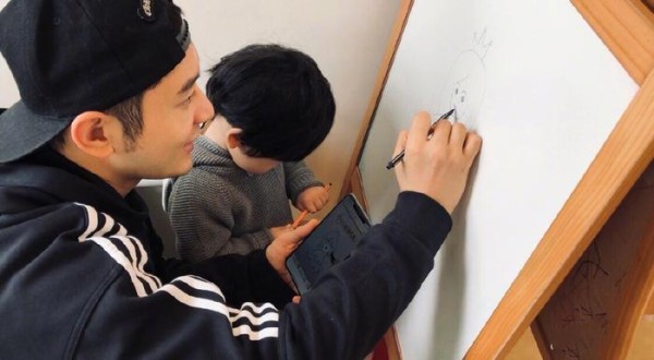 baby30岁生日，黄晓明晒与小海绵合照为她庆生，简简单单好温馨
