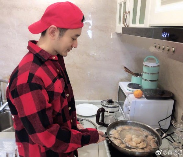 baby30岁生日，黄晓明晒与小海绵合照为她庆生，简简单单好温馨