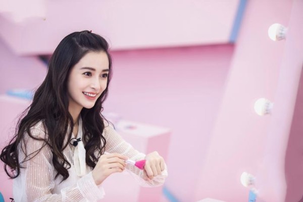 baby30岁生日，黄晓明晒与小海绵合照为她庆生，简简单单好温馨