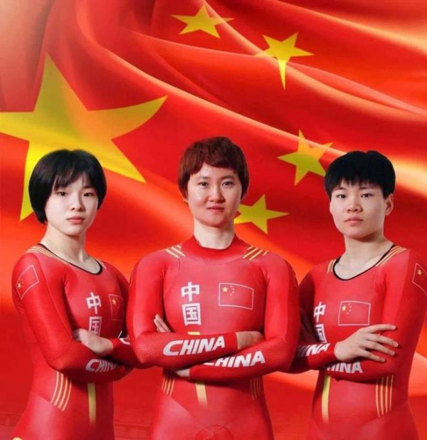 霸气！中国体坛名将夺金后身披国旗绕场庆祝，潇洒动作不要太酷