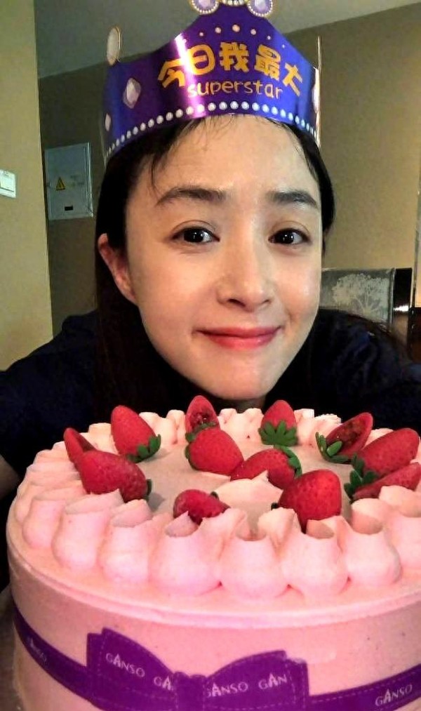 蒋欣生日美照曝光，素颜绝美，侧颜精致如画
