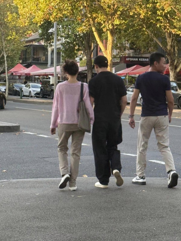 黄轩与女友墨尔本逛街！照片来看他们的感情稳定处于甜蜜热恋状态