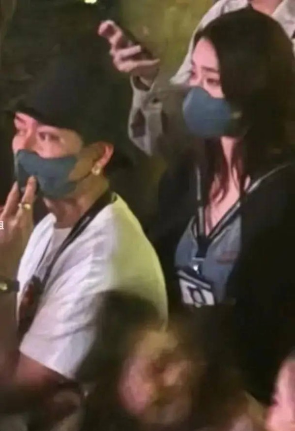 黄宗泽与女生看演唱会疑似恋情曝光，黄宗泽回应：是普通朋友