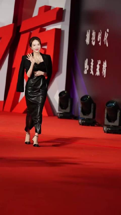 姜妍气质温润如茶,灵动亲和兼具从容