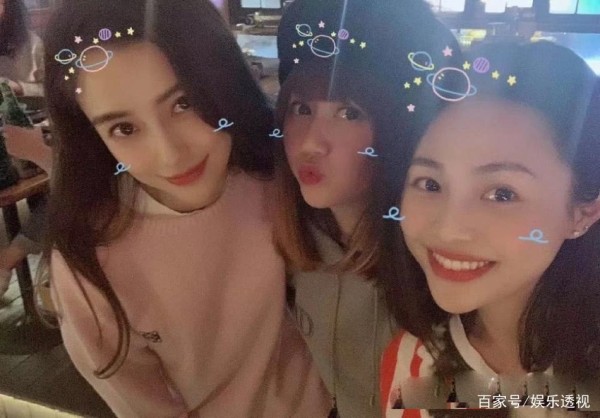 baby为闺蜜庆生，好姐妹合影私照曝光，却因美图太过齐变网红脸