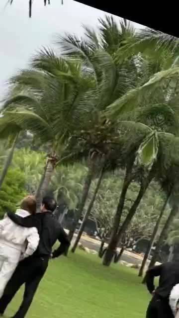 王嘉尔晒全家福与父母相依展露笑容
