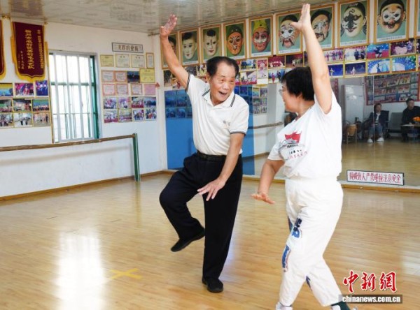 图为周锡生与何秋萍夫妇俩。(资料图)郭志生 摄