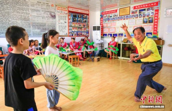 图为周锡生与学员在排练互动。(资料图)郭志生 摄