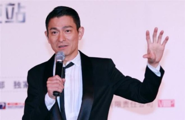 刘德华的成就有多高？纵观现在的娱乐圈小鲜肉几乎无人能超越