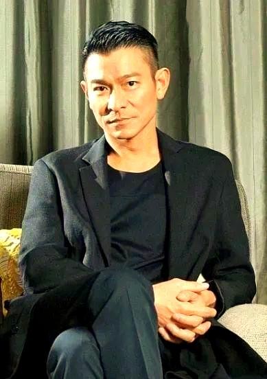 刘德华的演艺之路：助人为乐与复杂情感