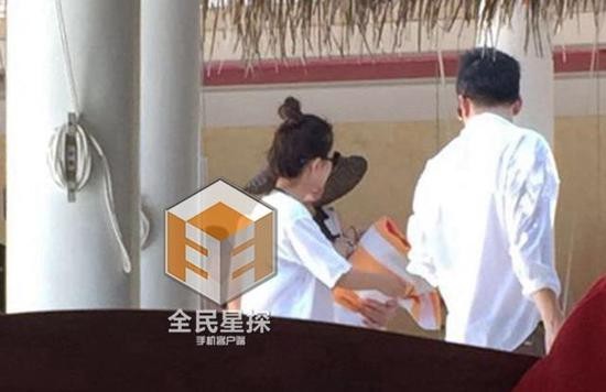 据“全民星探”爆料，29岁的赵丽颖恋情曝光，有网友2月5日在马尔代夫美露丽芙岛的酒店里看到了赵丽颖和一位高大帅气的男子亲密地靠在一起。