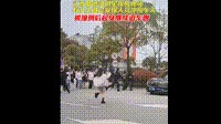 不忘追娱：景德镇女子追星被撞后续：不就医，继续追偶像。

这位女子追的是男团时代俊峰，得知男团要在江西景德镇拍摄作品，粉丝一股脑的前往机场等候。

本以为能和偶像近距离互动，拍照合影，结果却是：时代俊峰的艺人根本没有露面，下了飞机就前往贵宾停车场，将车窗封锁的严严实实后，从贵宾停车场驶出。

粉丝在什么都没看到的情况下，一阵狂欢，然后拍照录视频，还有疯狂的粉丝，直接追车。

现场配备了安保人员，但...