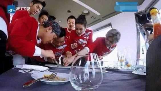 微博热搜鹿晗关晓彤，热巴遭捆绑，却打脸鹿粉