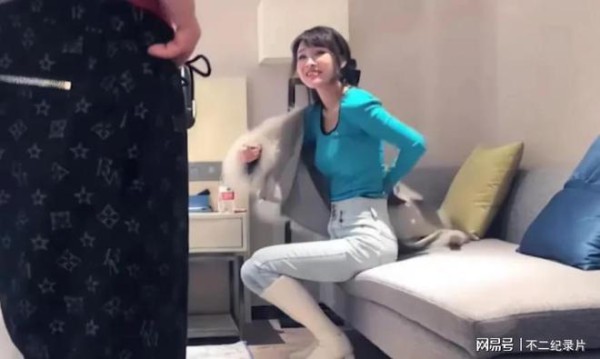回顾“文轩探花”中的绝品女主，均是肤白貌美大长腿，模特般身材