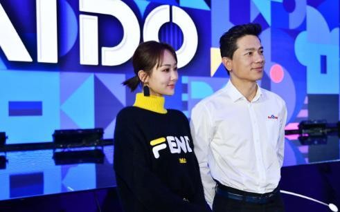 杨紫也追星！紫妹和李彦宏亲密合影，喜提百度APP明星代言