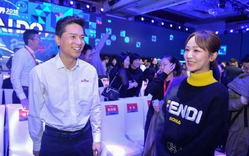 杨紫也追星！紫妹和李彦宏亲密合影，喜提百度APP明星代言