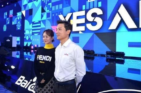 杨紫也追星！紫妹和李彦宏亲密合影，喜提百度APP明星代言