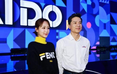 杨紫也追星！紫妹和李彦宏亲密合影，喜提百度APP明星代言