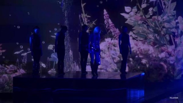 （尖叫补充：后台候场时听到她随音乐哼歌的清透嗓音疯狂心动！）