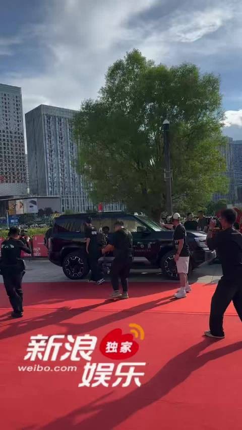 叶童身着黑色长裙亮相FIRST影展闭幕红毯，大方微笑比手势“1”，状态太好了吧