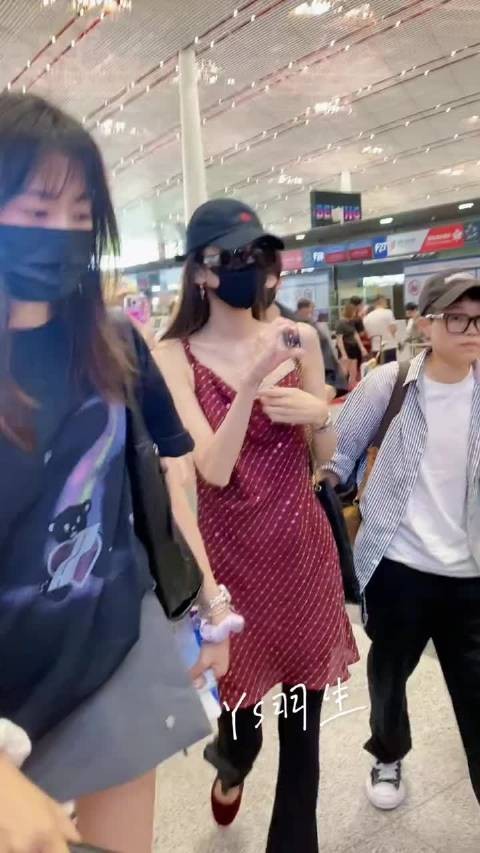 娜扎真的好瘦啊现在 完全就是纸片人身材，女明星之所以是女明星