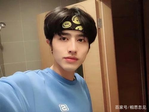 明星被发掘的时候在干什么？雷佳音在上厕所，他却忙着开挖掘机！