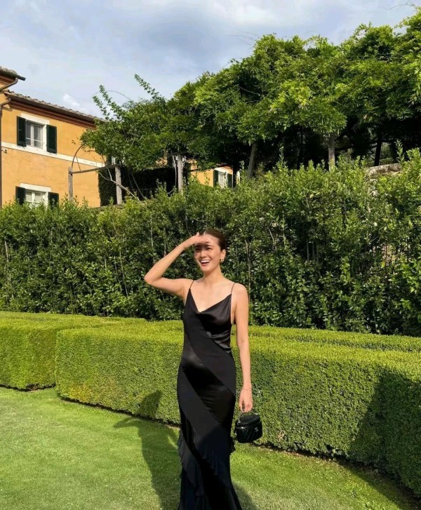 被吴千语美到，参加好友婚礼穿露背长裙体态好优雅