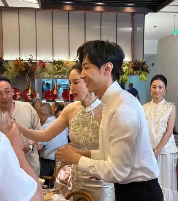 董璇婚礼上佟丽娅这身新中式绝了！闺蜜情比婚纱还闪