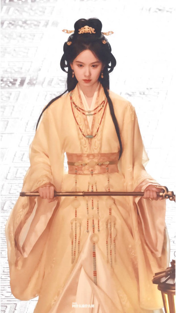 陈都灵黄色长裙仙气十足 手提灯笼氛围感超强