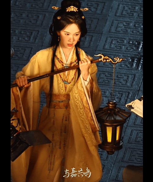 陈都灵妆容华美端庄。