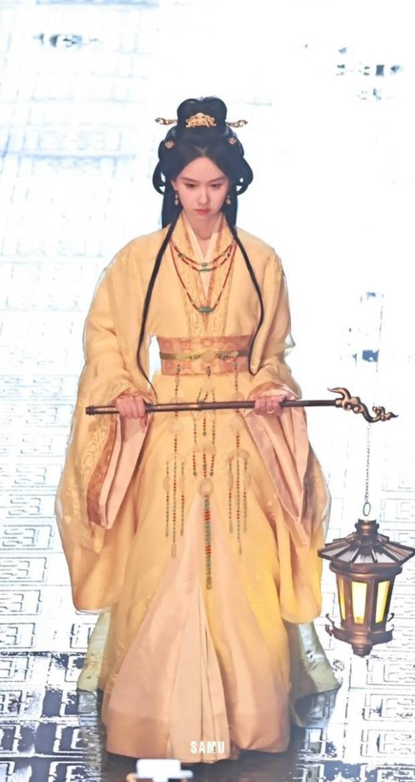 陈都灵提灯造型氛围感强。