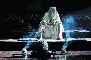 水军，如同《王的盛宴》刘邦梦境中的幽灵一样，徘徊在内地影坛