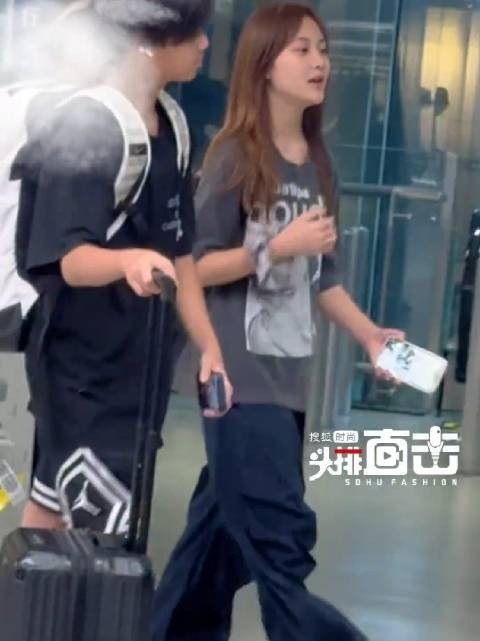 偶遇甜馨与好友出行，漂亮自信越来越像妈妈了