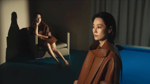 马伊琍登嘉人八月刊封面，探索未知成快乐生活方式