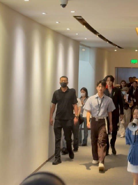 帅的小女子手都在抖 杨洋就这么一步步的走过来