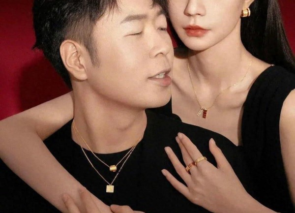 杜海涛周大福七夕宣传照被骂，商家删掉宣传，我却笑死在评论区