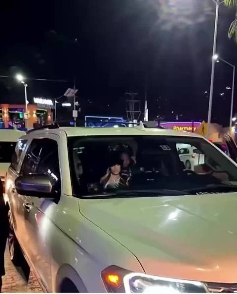 英格拉姆夜店牵手说唱歌手格洛丽亚