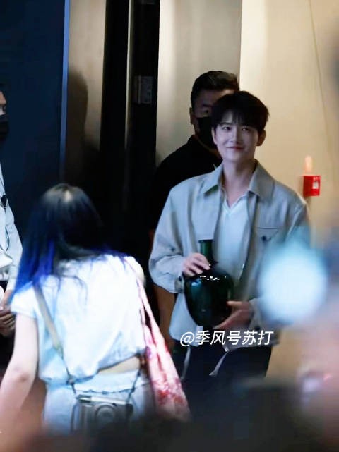 杨洋亮相《凡人修仙传》微博追剧团，笑容感染力强