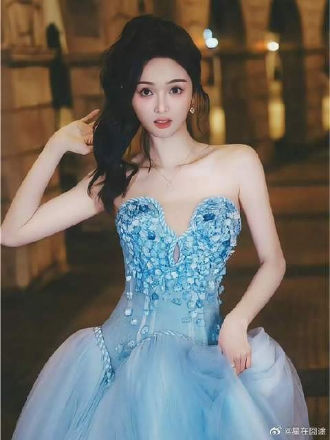 吴宣仪一袭蓝色公主裙,扎马尾活力俏皮,甜美又可爱!