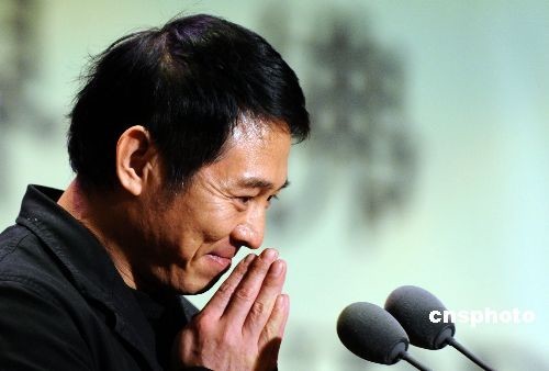 三月二十八日上午,李连杰双手合十在第二届世界佛教论坛发言。来自中国大陆和港澳台地区、世界近五十个国家