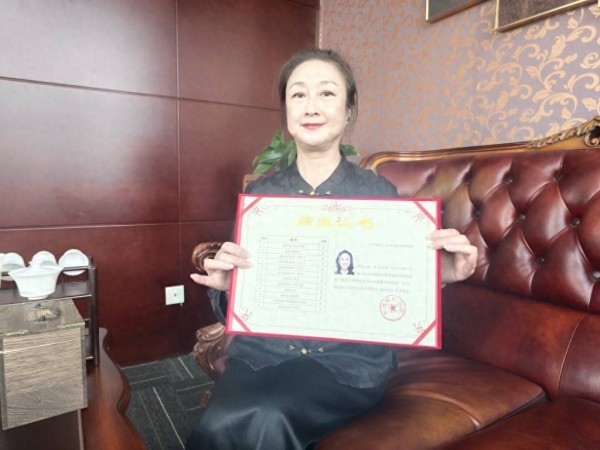 青岛故事｜教“一老一小”唱京剧，退休“美姐”登上更上大“戏台”