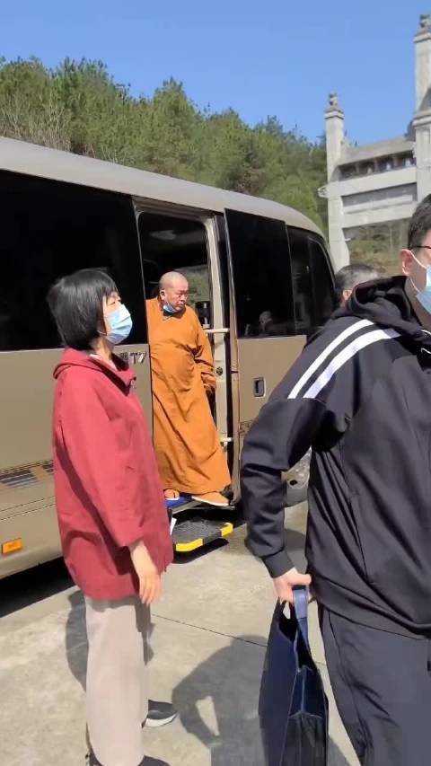 少林董事大色魔，秃驴僧袍藏万贯，佛祖天边一朵云，云下皆是草台班