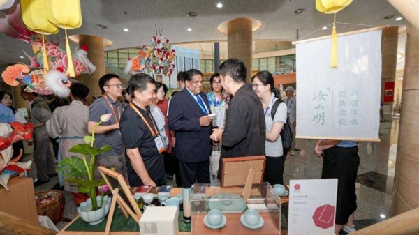 非遗汝瓷“汝山明”亮相上合组织媒体智库峰会