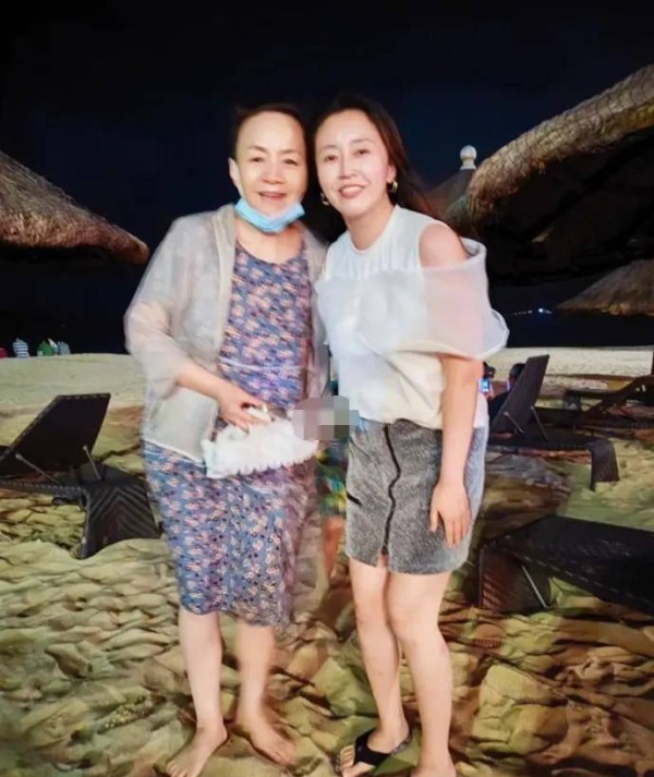 宋丹丹去旅游合影，没美颜加持五官普通像农家奶奶