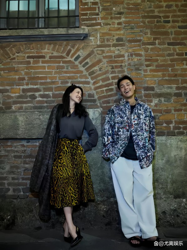 夜游米兰，定格美好：舒淇杨佑宁的温馨合影