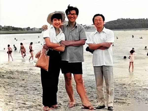 罕见名人合影，图6年轻的郎平被领导接见，图3邓丽君和外籍小男友
