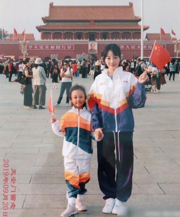 天安门前拍照留念的明星，黄晓明第八，陈好第二，李小璐排第几？