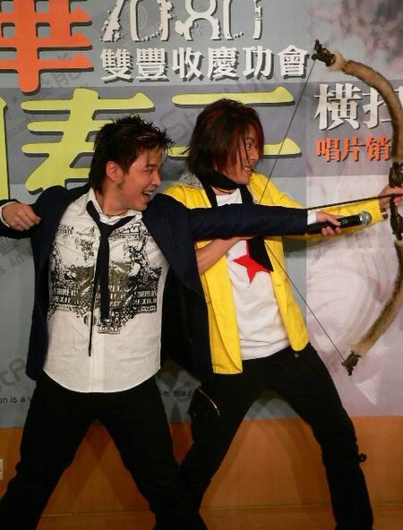 组图：横扫全国各大颁奖礼 水木年华开庆功会